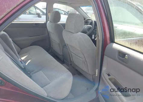 2004 Toyota Camry Le V6 z USA, uszkodzony, nr VIN 4T1BF32K94U072901